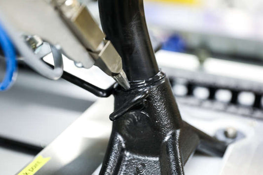 Automatisiertes Auftragen einer Teroson MS 935 Dichtraupe mit dem Nadelventil IPV 40