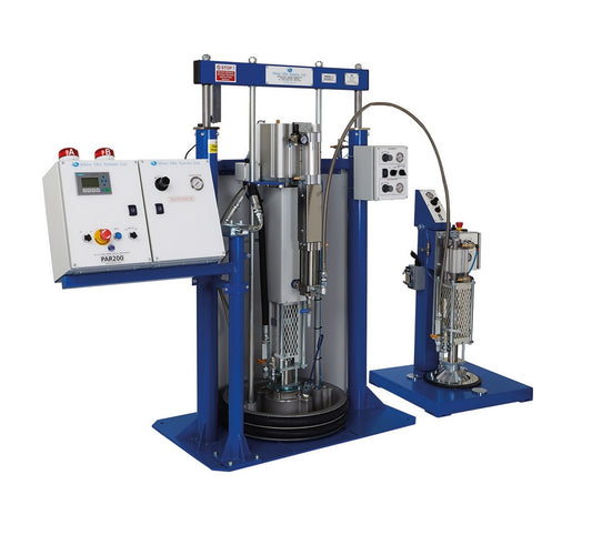 2K-Dosieranlage für Klebstoffe und Dichtstoffe mit Materialentnahme aus einem 200 kg Fass für die A-Komponente und aus Hobbocks für die B-Komponente. Die Anlage verfügt über ein Mischventil zum Befüllen von Kartuschen für dezentrale Anwendung, beispielsweise beim Structural Glazing