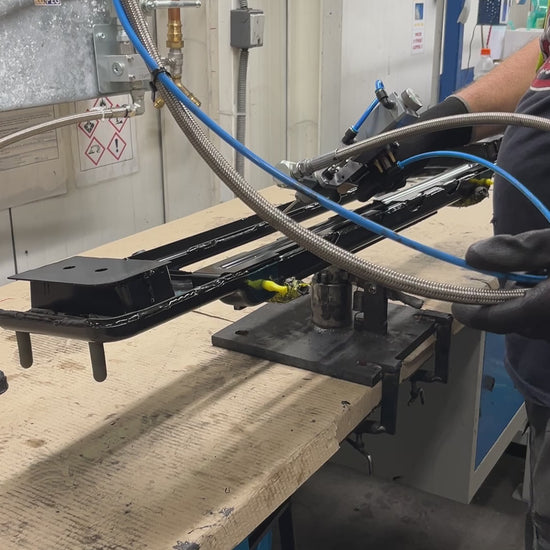 Klebstoffauftrag mittels Auslassventil an Handgriff