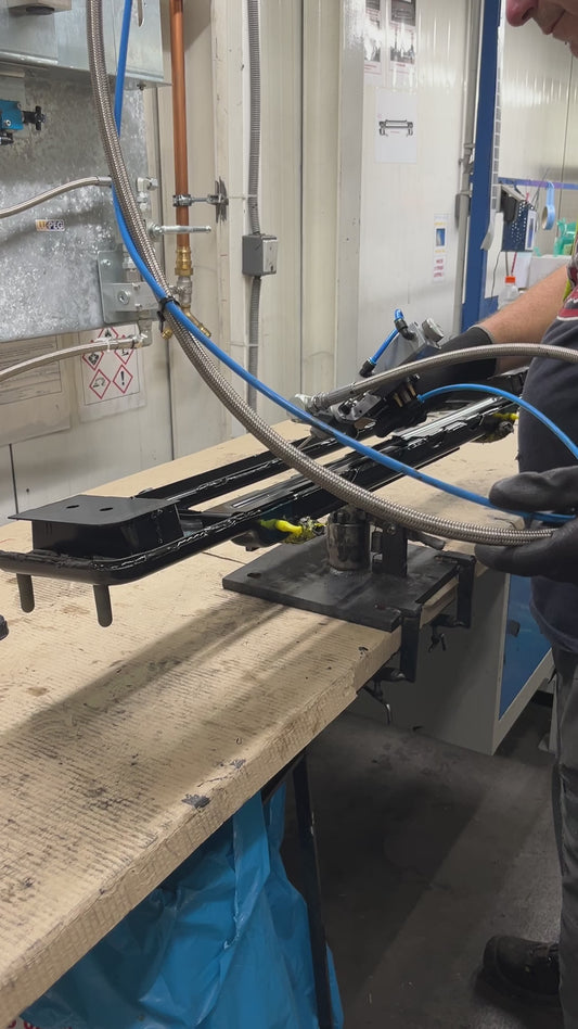 Klebstoffauftrag mittels Auslassventil an Handgriff
